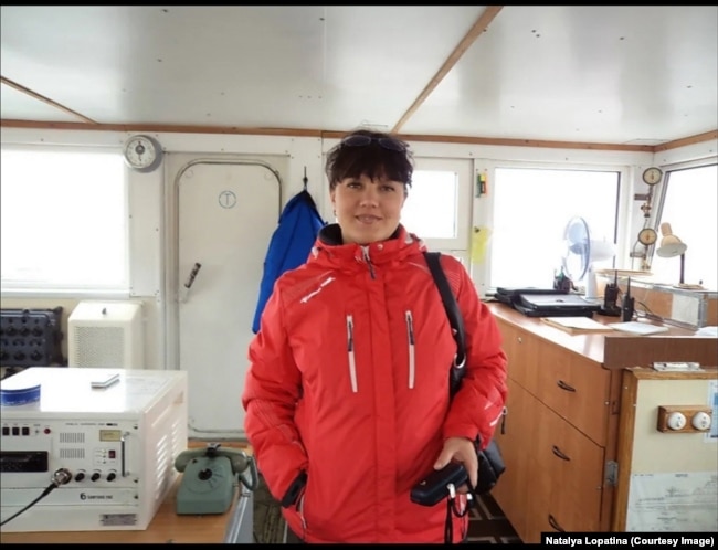 "Isprva sam bila skeptičan u pogledu COVID-a", rekla je članica posade OT-2069 Natalija Lopatina, 30-godišnja veteranka rečne flote Rusije koja se takođe teško razbolela. "(Kirilovskaja) je preduzela sve potrebne mere. Nije nas prezirala."