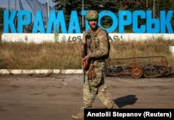 Військовослужбовець ЗСУ патрулює дорогу поблизу міста Краматорська, 11 вересня 2026 року