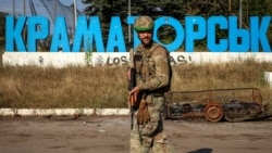 Військовослужбовець батальйону «Алькатрас» 93-ї окремої механізованої бригади ЗСУ «Холодний Яр» патрулює дорогу поблизу прифронтового міста Краматорськ, 11 вересня 2026 року 