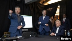 Тази снимка, разпространена от американския президент Доналд Тръмп в собствената му социална мрежа, показва Тръмп, министъра на отбраната Пийт Хегсет (вляво) и директора на ЦРУ Джон Ратклиф, които следят на живо военната операция на САЩ срещу Венецуела, 3 януари 2026 г.