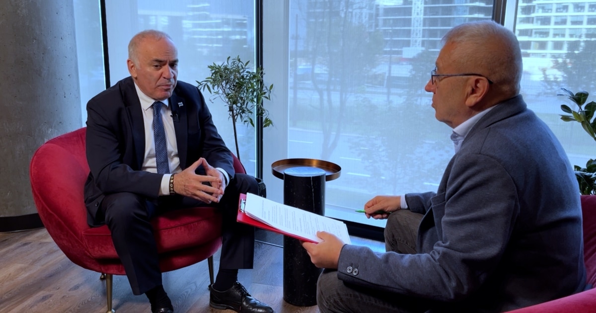 Garry Kasparov Rejects Peace Talks and Backs Ukraine Units
