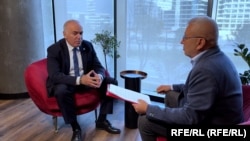 Ish-kampioni botëror i shahut, Garry Kasparov, flet me Mumin Shakirovin e REL-it, në Varshavë, më 11 tetor.