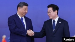 رئیس‌جمهوری چین، شی جین‌پینگ، در حال دست دادن با رئیس‌جمهوری کرهٔ جنوبی، لی جائه‌میونگ، در جریان دیدارشان در شهر گیونگجو، کرهٔ جنوبی، شنبه دهم آبان