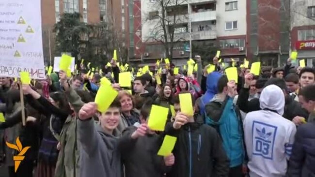 Средношколците ѝ покажаа жолт картон на владата