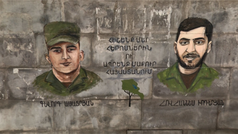 «Չեք ջնջի մարդկանց հիշողությունը». զոհված զինվորների դիմանկարները մաքրում են պատերից