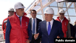 Нурсултан Назарбаев в бытность президентом Казахстана и турецкий бизнесмен Феттах Таминдже инспектируют ход строительства сферы «Нур Алем», которую возводит компания Таминдже. Астана, август 2016 года.