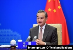 Ван Ї виголошує промову на зустрічі міністрів закордонних справ «Групи двадцяти» через відеозв’язок з Пекіну, 29 червня 2021 року
