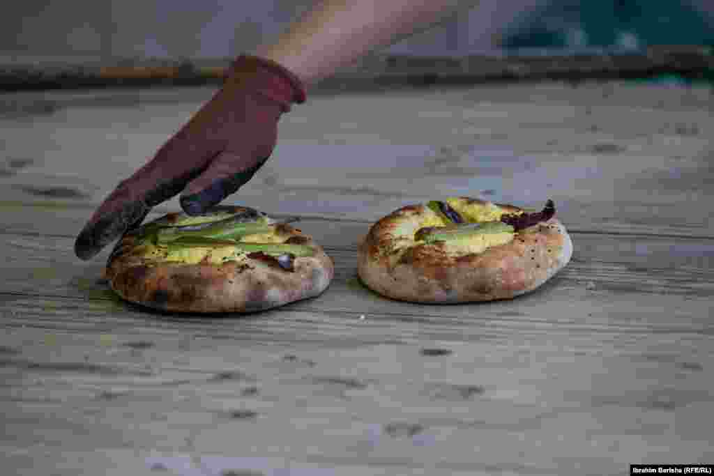 Kjo furrë nuk gatuan thjesht pitalka të zakonshme, ajo shton në to edhe përbërës të tjerë, sikurse në këtë fotografi ku shihen pitalka me speca të gjelbër dhe vezë.Çfarë e dallon këtë furrë me furrat e tjera është se, këtu, një myshteri mund ta porosisë gatimin e pitalkës sipas dëshirës së vet dhe t'ia dërgojë bukëpjekësit materialin e nevojshëm për ta bërë atë.