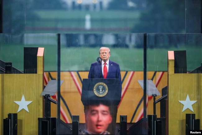 Presidenti Trump në një paradë ushtarake në Uashington, D.C., më 14 qershor.