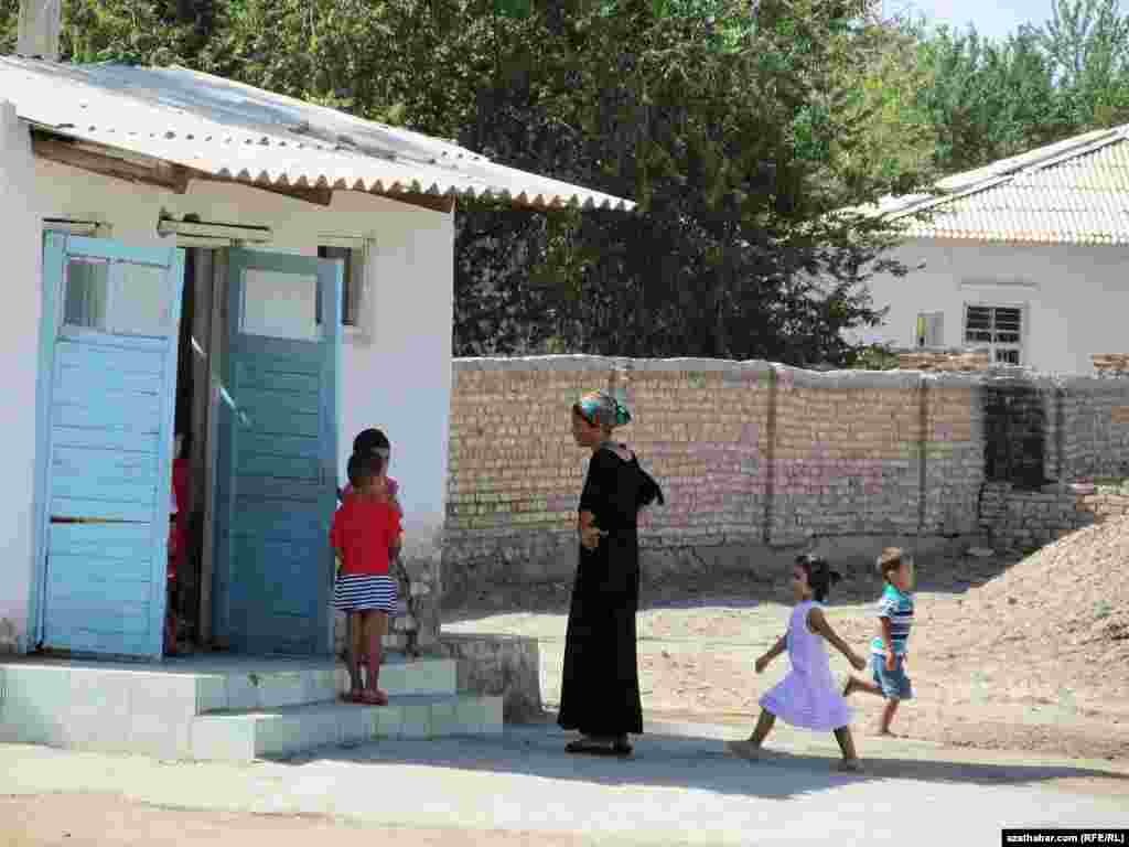 Türkmenabadyň çagalar baglarynyň birindäki çagalar