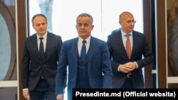 Fostul lider democrat, oligarhul Vladimir Plahotniuc, secondat de finul său, Andrian Candu (stânga), și actualul președinte PDM, ex-premierul Pavel Filip. Imagine de arhivă