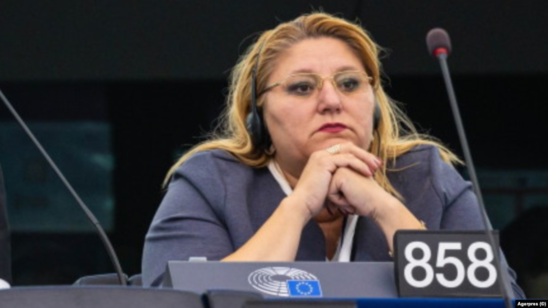 Eurodeputat Diana Șoșoacă în Parlamentul European.