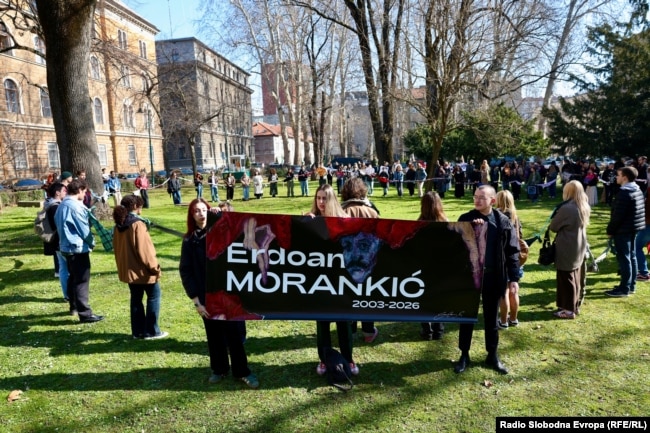 Studenti s Akademije likovnih umjetnosti na protestu s transparentom o nastradalom mladiću Erdoanu Morankiću, 6. mart 2026.
