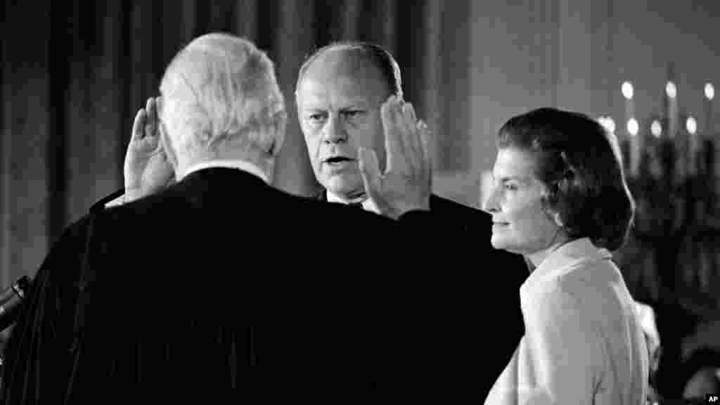 Gerald R. Ford polaže zakletvu kao 38. predsjednik Sjedinjenih Američkih Država unutar Bijele kuće dok njegova supruga Betty gleda. Inauguracija se održala 9. augusta 1974. godine, na dan ostavke predsjednika Nixona. &nbsp;