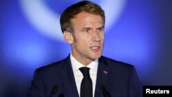 Președintele Franței, Emanuel Macron, la Atena, la reuniunea statelor mediteraneene, pe 17 septembrie. Ulterior, decizia sa dură de a retrage ambasadorii Parisului din SUA și Australia pentru consultări, a surprins chiar dacă pierderea contractului este o lovitură.