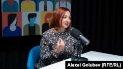 Nadejda Polihovici, psihologă, mama unui băiat cu autism, în studioul Europei Libere vorbind podcastului „Laboratorul Social”