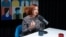 Nadejda Polihovici, psihologă, mama unui băiat cu autism, în studioul Europei Libere vorbind podcastului „Laboratorul Social”