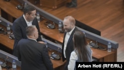 Disa deputetë të PDK-së në një seancë plenare.