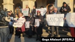 “რუსების დაბომბილი ქალაქი ბოდიშს არ იხდის” – გორში საპროტესტო აქცია იმართება