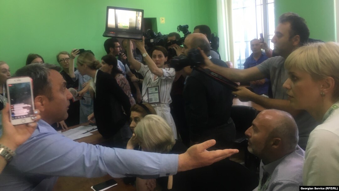В правящей партии утверждают, что их оппоненты пытаются внести беспорядок в предвыборный процесс