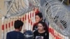Уйгурски жени влизат в открит базар