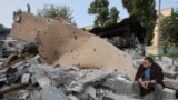 У<a href="https://www.radiosvoboda.org/a/news-kyiv-udar-rf/33438614.html" target="_blank"> Києві постраждали четверо людей,</a> пошкодження внаслідок удару зафіксували в семи районах міста, також руйнування і пожежі <a href="https://www.radiosvoboda.org/a/news-kyivshchyna-udar-rf/33438631.html" target="_blank">сталися у чотирьох районах Київщини</a>.<br><br>На фото – руйнування в одній із житлових новобудов Києва. 10 червня 2025 року