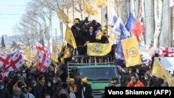 «Марш свободи» під прапорами Грузії й опозиційних партій у центрі Тбілісі, 26 лютого 2021 року