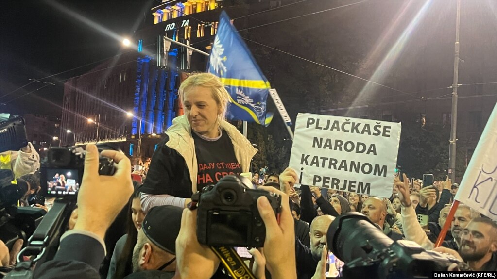 Дијана Хрка на протест пред српскиот парламент, 5 ноември 2025 година.