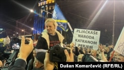 Дијана Хрка на протест пред српскиот парламент, 5 ноември 2025 година.