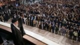 Liderul suprem al Iranului, ayatollahul Ali Khamenei, salută mulțimea în timpul ceremoniei de comemorare a 36 de ani de la moartea liderului Revoluției Islamice din Iran din 1979, ayatollahul Ruhollah Khomeini, la mormântul acestuia din sudul Teheranului, pe 4 iunie 2025.
