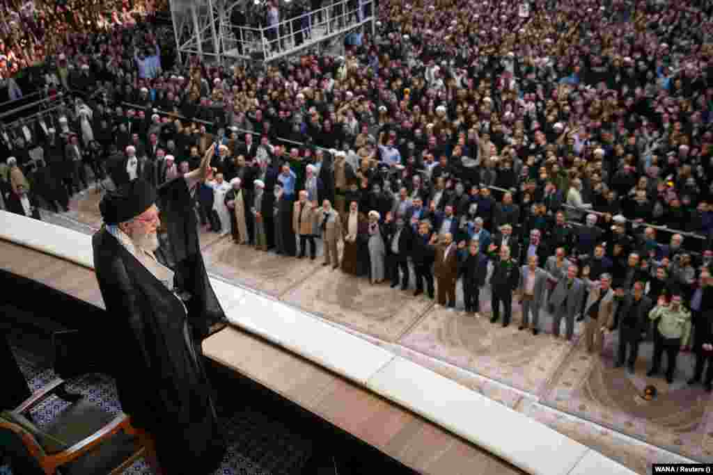 Vrhovni lider Irana, ajatolah Ali Khamenei, maše na obilježavanju 36. godišnjice smrti vođe Iranske islamske revolucije iz 1979. godine, ajatolaha Ruhollaha Homeinija, u njegovom mauzoleju na jugu Teherana, Iran, 4. juna 2025.