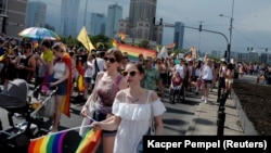 Участници в "Шествие на равенството" в подкрепа на ЛГБТ правата, Варшава, Полша, 8 юни 2019.