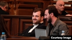 მარცხნივ ლაშა ცუცქირიძე თბილისის საქალაქო სასამართლოში