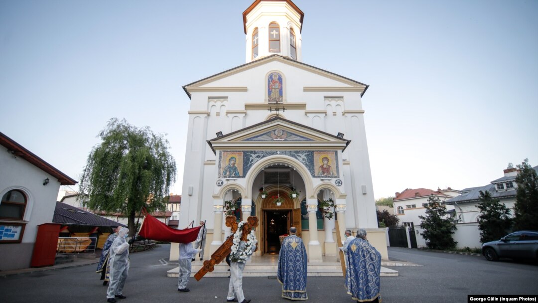 Românii sunt credincioși, dar critici. Consideră în proporție de 45, 4% că Biserica practică și în pandemie ritualuri religioase care încalcă regulile de prevenire a răspândirii virusului.