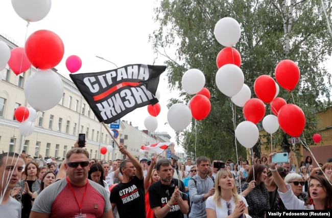 Минск, 18 августа, акция в поддержку арестованного блогера Сергея Тихановского, которому во вторник исполняется 42 года