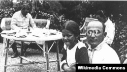 Лаврентий Берия с дочкой Сталина Светланой