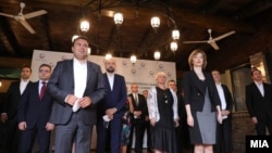 Премиерот Зоран Заев и претседателката на Сојузот на стопански комори, Данела Арсовска, со членови на ССК и на владиниот економски тим на денешната средба