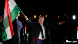 Парламент сайлауында жеңіске жеткен оппозициялық "Тиса" партиясы лидері Петер Мадиярдың қолдаушылар алдында тұр тұр. Будапешт, 12 сәуір, 2026 жыл.