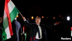 Венгриядагы шайлоодо жеңишке жеткен «Тиса» партиясынын лидери Петер Мадьяр.