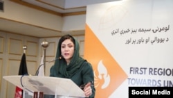 فوزیه کوفی عضو پیشین پارلمان جمهوری مخلوع افغانستان در نشست مخالفان طالبان در اسلام آباد.