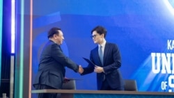 Президенттің жиеншары 23 жастағы Нұрасыл Медеу (оң жақта) Қазақ ұлттық спорт университетіндегі (KNUS) жиында. 17 қазан 2026 жыл. Сурет Қазақ ұлттық спорт университетінің ресми сайтынан алынған. 