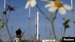 Касьмічная ракета Falcon 9 зь бесьпілётным грузавым суднам Dragon на стартавай пляцоўцы на мысе Канавэрал у Флёрыдзе, 14 красавіка 2015