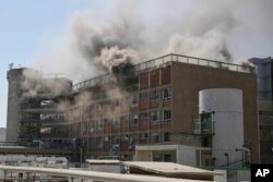 Dim iz zgrade bolničkog kompleksa Soroka nakon što je pogodila raketa ispaljena iz Irana u Be'er Shevi, Izrael, u četvrtak, 19. juna 2025.