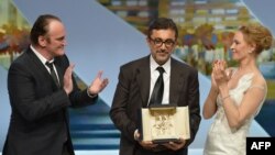Нури Бильге Джейлан получает "Золотой пальмовой ветви" на Каннском кинофестивале.