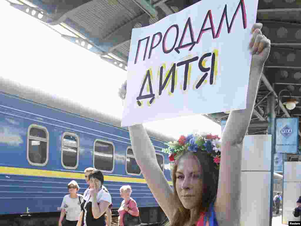 Акція протесту FEMEN проти сурогатного материнства в Україні, Київ, 31 травня. Photo by Gleb Garanich for Reuters