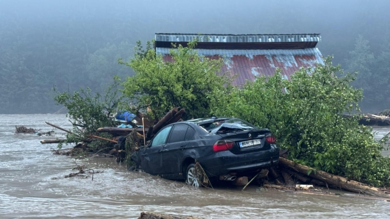 Inundații devastatoare în județele Suceava și Neamț. O persoană decedată, case luate de ape, sute de evacuați, drumuri și poduri distruse