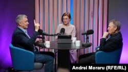 Igor Boțan (stânga), Eugenia Crețu și Nicolae Negru în timpul înregistrării podcastului „Dincolo de Știri” în studioul Europei Libere