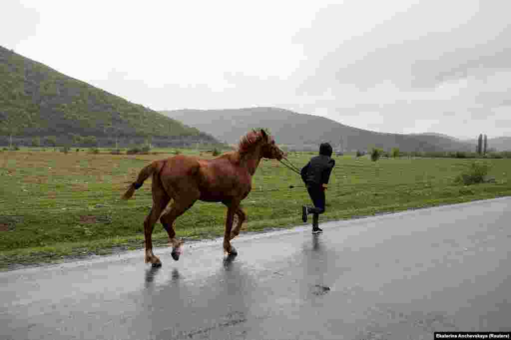 Një djalë vrapon me kalin e tij drejt Duisit. Anchevskaya thotë se përkundër historisë së trazuar ajo ndjen një simpati të thellë për rajonin dhe i nxit njerëzit e tjerë ta vizitojnë atë.