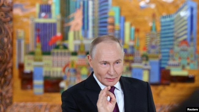 Vladimir Putin jurnalistlərə danışır.