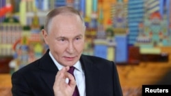 Руският президент Владимир Путин говори с журналисти по време на инвестиционния форум "Русия зове" в Москва, на 2 декември 2025 г.